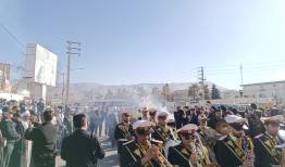 ایلام؛ صحنه وحدت مردم در تشییع ستوان‌سوم شهید «احسان آقاجانی»