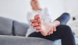 دلیل احساس درد زیاد در برخورد انگشت پا به اجسام
