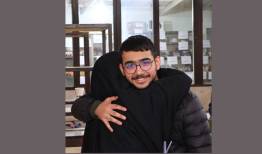 جوان رشیدی که در عکس می‌خندد، دیروز روی دستان دوستانش تشییع شد