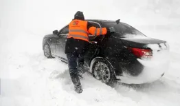 گیر کردن خودروها در برف و کولاک جاده اردبیل
