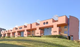 معماری جالب و سرزنده این واحد مسکونی محو‌تان می‌کند