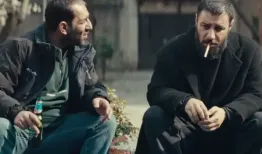 رفیق جواد عزتی که این روزها بالاتر از او ایستاده است