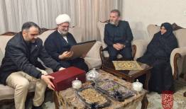 دیدار حجت الاسلام حاج علی اکبری با یک خانواده شهید