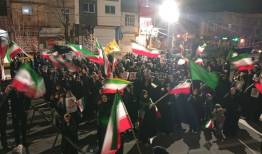 عهدخوانی رهبر شهید در میدان شهرداری فریدن زیر باران شدید
