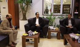 پرچم گنبد حرم امام علی(ع) به مدیرعامل مدیریت پسماند اهدا شد