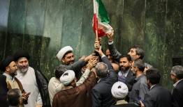 «دور افتخار» نمایندگان با پرچم ایران در مجلس
