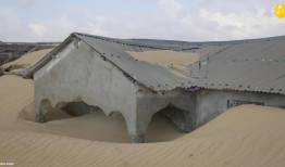 دفن خانه‌های یک شهر در طوفان شن