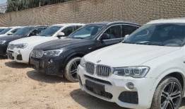 کشف ۱۴ خودروی BMW قاچاق در یک ساختمان مسکونی در غرب تهران