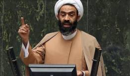نماینده روحانی: عمامه‌پرانی بازی با دم شیر است