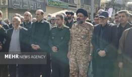 حضور امام جمعه لاهیجان با لباس نظامی در راهپیمایی خونخواهی رهبر شهید