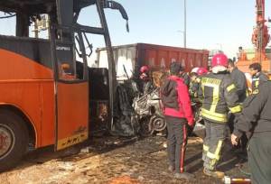 شمار مصدومان تصادف زنجیره‌ای کمربندی یزد به ۱۴ تن رسید/پایان عملیات رهاسازی