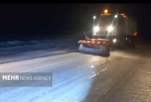 تلاش راهداران سقز برای برفروبی محورهای مواصلاتی