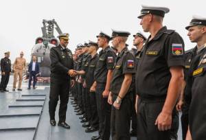 بازدید فرمانده منطقه یکم نیروی دریایی ارتش از ناو «استویسکی» روسیه