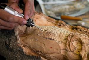 درختان خشکیده اهواز پیکرتراشی می‌شوند