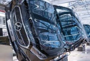 درآمد «مرسدس‌بنز» نصف شد