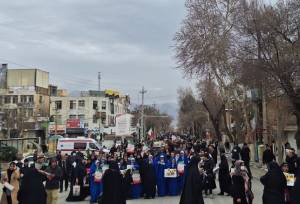 تجمع تدریجی مردم کرمانشاه در میدان انقلاب پیش از راهپیمایی ۲۲ بهمن