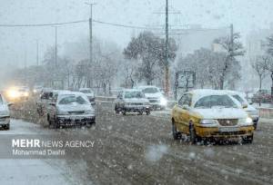 بارش برف در محورهای غربی آذربایجان‌شرقی؛ تردد با زنجیر چرخ الزامی شد