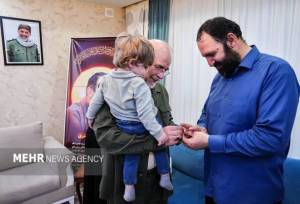 حضور رئیس مجلس در منزل شهید فرج‌الله شوشتری