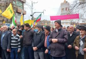 جشن انقلاب زیر نم نم وارش در مازندران