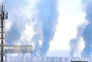 آتش‌نشانی پرند: دود غلیظ آسمان ناشی از آتش‌سوزی در نیزارهاست