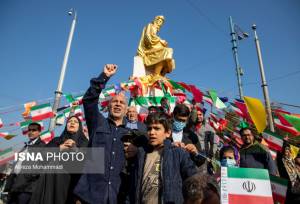 این جا میدان مولدی اهواز است؛ همه آمده‌اند