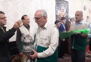 اهدای هدایای متبرک حرم امام رضا(ع) به تنها مسجد آسیب دیده آمل در جریان اغتشاشات اخیر کشور