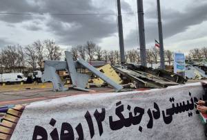 نمایش لاشه پهپادهای ساقط‌شده رژیم صهیونیستی در جنگ ۱۲‌ روزه