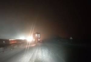 محورهای بویین و میاندشت برفی و بارانی است / وزش باد شدید در سمیرم