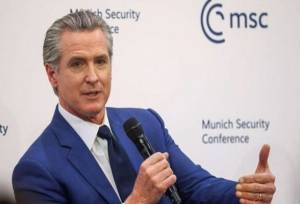 هجمه حاکم ایالت کالیفرنیا علیه ترامپ؛ سه سال دیگر می‌رود