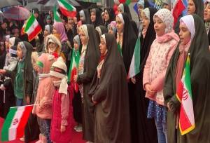 اجرای سرودهای انقلابی توسط کودکان ارومیه ای در حاشیه راهپیمایی ۲۲ بهمن