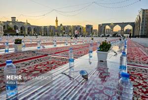 تزیین سفره‌های افطاری حرم امام رضا(ع) با هزار گلدان گل