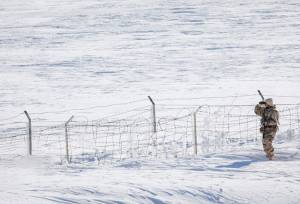 اهدای ۲ هزار کیت گرمایشی لباس به مرزبانان کشور