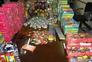 کشف ۲۰ قبضه سلاح غیرمجاز و ۶ هزار مواد محترقه توسط پلیس