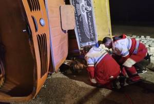 واژگونی کامیون در جاده قم به گرمسار، جان یک نفر را گرفت