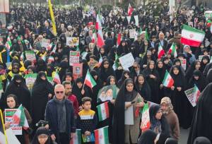 آغاز راهپیمایی مردم قم در سالروز ۲۲ بهمن