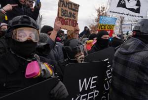 درگیری معترضان با پلیس آمریکا در مینیاپولیس؛ بازداشت ۴۲ نفر+ فیلم