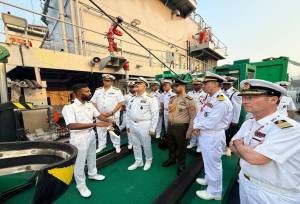 دریادار ایرانی از صنایع دریایی هند بازدید کرد