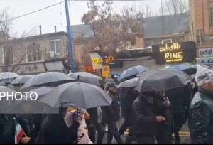 راهپیمایی ۲۲ بهمن در هوای بارانی ارومیه