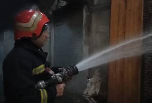 مومنی: آتش‌سوزی جزئی در پیاده‌ راه فرهنگی رشت مهار شد