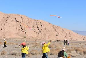 اجرای گروه چوب بازی آسفیج و آواز سنتی در جشنواره بادبادک‌های بهاباد