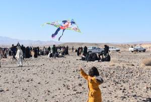 جشنواره بادبادک‌ها در طبیعت کوه سرخی بهاباد برگزار شد