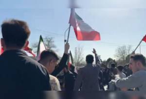 شعار دانشجویان دانشگاه فردوسی مشهد به رفتارهای ساختارشکنانه