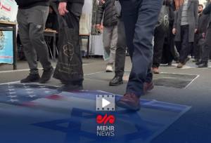 لگد کردن عکس رئیس جمهور قمارباز آمریکا در راهپیمایی ۲۲ بهمن