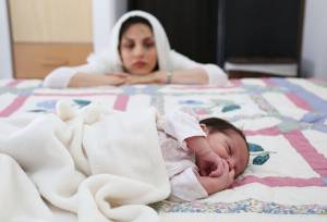 از بی‌خوابی تا افکار خودآسیب‌رسان؛ نشانه‌های افسردگی پس از زایمان