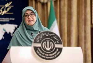 مهاجرانی: ایران دیپلماسی را به جنگ ترجیح می‌دهد؛ پرچم خط قرمز ماست