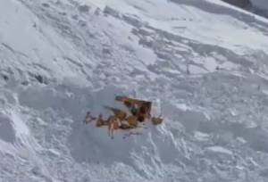 امدادرسانی به ۳۰ خودرو پس از ریزش بهمن در الیگودرز