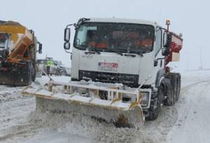 اجرای ۱۲۵۰کیلومتر برفروبی و نمک‌پاشی در راه‌های ملایر