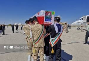 پیکر خلبان شهید «حامد سروآزاد» وارد فرودگاه آبادان شد