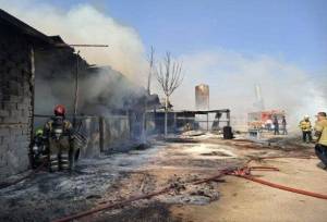 آتش‌سوزی در یک گاراژ چوب‌بری در بزرگراه آزادگان تهران