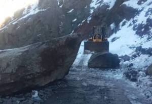 ریزش سنگ در سه محور روستایی طالقان